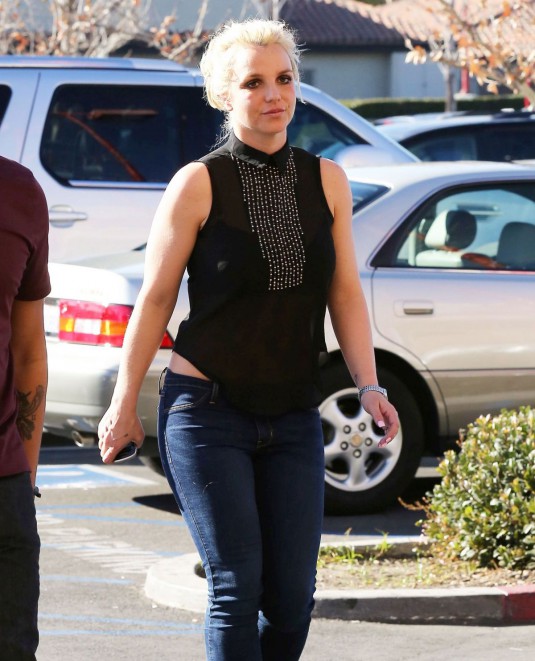 BRITNEY SPEARS Out and About in Calabasas