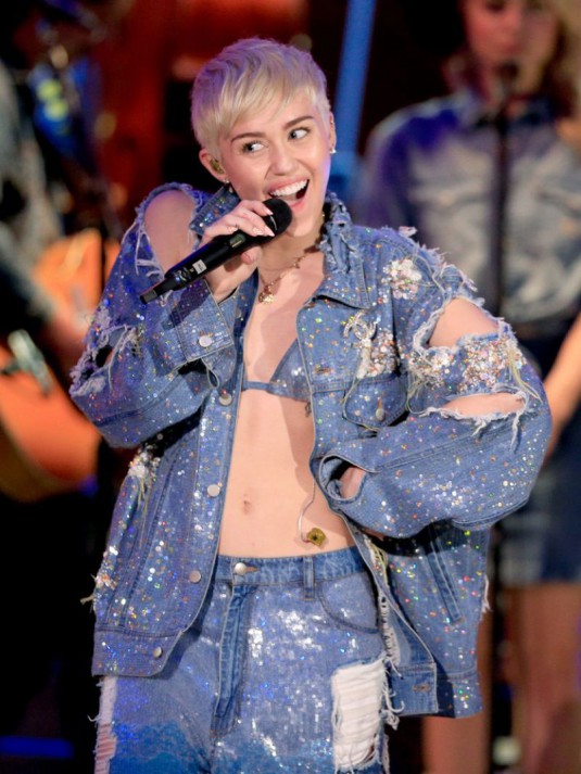 MILEY CYRUS Perofrms at MTV Unplugged in Hollywood