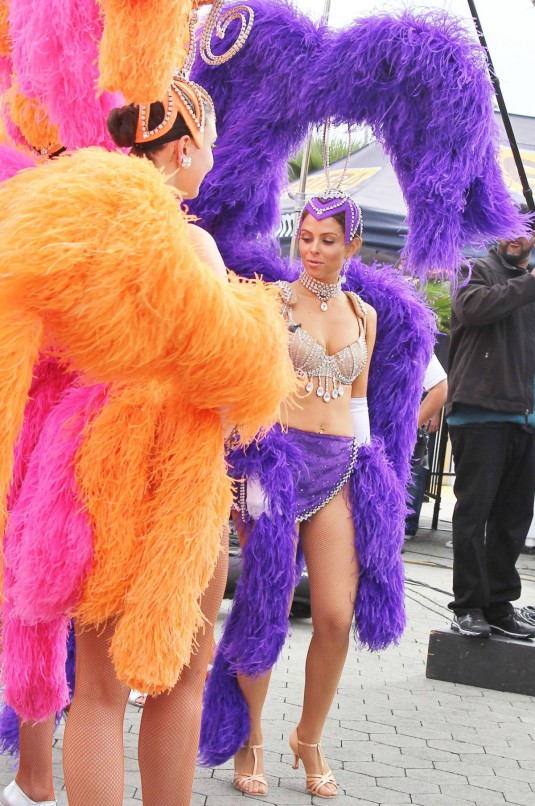 MARIA MENOUNOS on Extra Set in Universal City