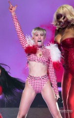 MILEY CYRUS Bangerz Tour in Los Angeles