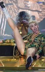 MILEY CYRUS Bangerz Tour in Los Angeles