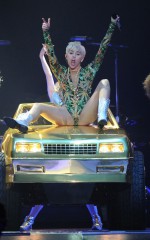 MILEY CYRUS Bangerz Tour in Los Angeles