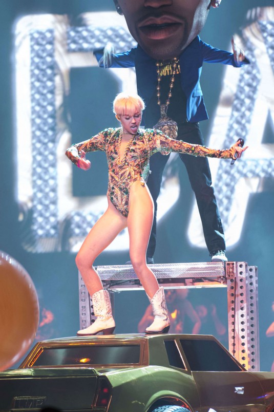 MILEY CYRUS - Bangerz Tour in Vancouver