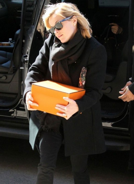 REESE WITHERSPOON and mysterious brown box in New York