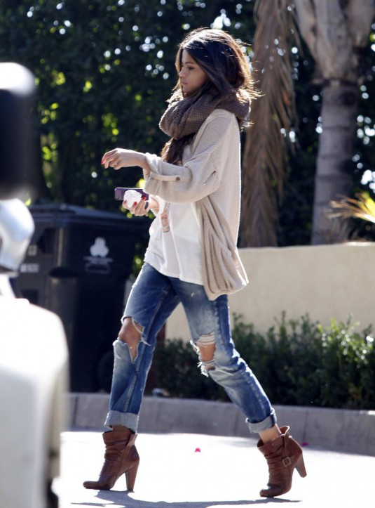 SELENA GOMEZ in Ripped Jeans Out in Los Angeles