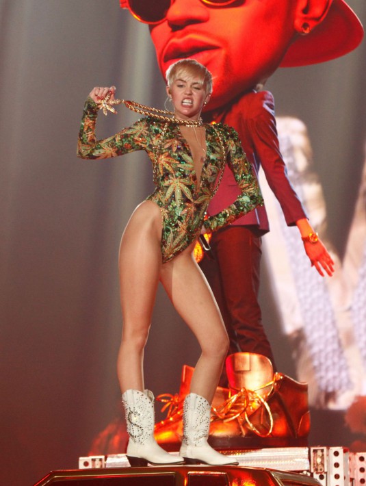 MILEY CYRUS Performs at Bangerz Tour in Rosemont, March 2014