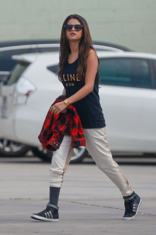 SELENA GOMEZ Arrives at a Dance Studio in Burbank